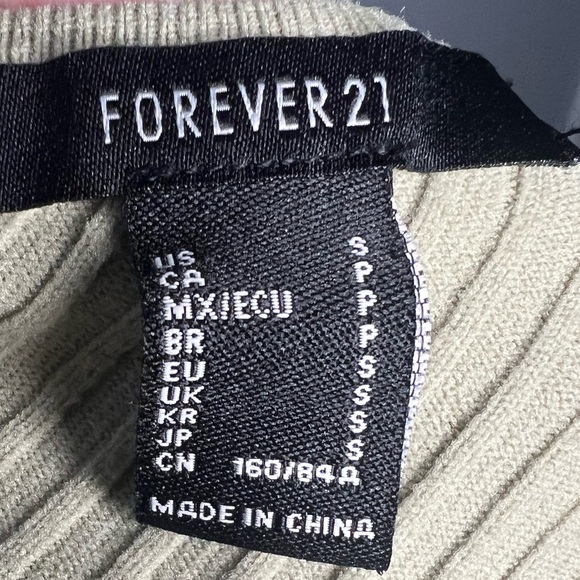 🌻Forever 21- Size small. Crop top. Open to offers!🌻 - Picture 4 of 4